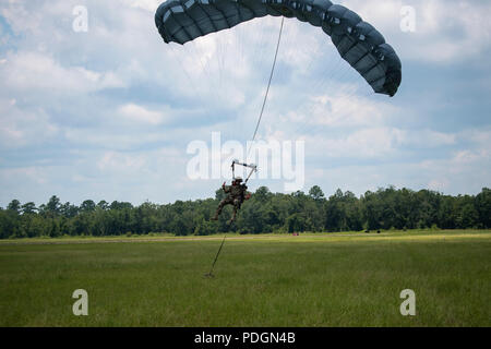 Eine Pararescueman (PJ) von der 38th Rescue Squadron (RQS), driftet in Richtung Boden, 24. Juli 2018, in Valdosta, GA PJs statisch-Linie springt Ihre springen Kompetenz Qualifikationen zu erhalten. Die Mission der 38 RQS zu bekämpfen bereit rescue Offiziere und pararescuemen beschäftigen Einheiten weltweit zu unterstützen. (U.S. Air Force Foto von Airman 1st Class Eugene Oliver) Stockfoto