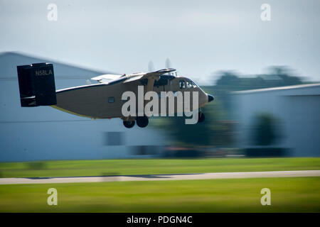 Ein Short SC-7 Skyvan, hebt ab, 24. Juli 2018, in Valdosta, GA Pararescuemen vom 38th Rescue Squadron (RQS) statisch-Linie springt ihr springen Kompetenz Qualifikationen zu erhalten. Die Mission der 38 RQS zu bekämpfen bereit rescue Offiziere und pararescuemen beschäftigen Einheiten weltweit zu unterstützen. (U.S. Air Force Foto von Airman 1st Class Eugene Oliver) Stockfoto