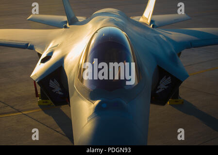 Die Sonne scheint auf einem Royal Australian Air Force F-35A Lightning II bei Luke Air Force Base, Ariz., Aug 6, 2018. Die erste Australische F-35 angekommen bei Luke AFB im Dezember 2014. Derzeit sechs australische F-35 sind auf der 61 Fighter Squadron, wo ihre Piloten neben US Air Force Piloten Zug zugeordnet. (U.S. Air Force Foto: Staff Sgt. Jensen Stidham) Stockfoto