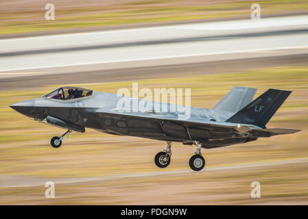 Eine F-35 Lightning II ein Pilot, der 56Th Fighter Wing zugewiesen ist, fährt das Fahrwerk ein Nach dem Start bei Luke Air Force Base, Ariz., Aug 3, 2018. Derzeit 72 F-35 sind zu Luke AFB fliegen mehr als 20.000 Stunden, die seit der ersten Ankunft in 2014 zugewiesen. (U.S. Air Force Foto: Staff Sgt. Jensen Stidham) Stockfoto