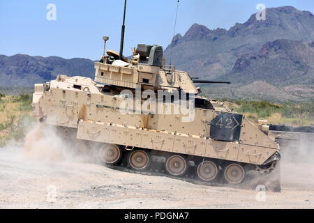 Eine M2A3 Bradley Fighting Fahrzeugbesatzung ändert die Position auf der Strecke während Schießwesen Ausbildung an der Doña Ana Bereich Komplexe, N.M., Aug 3, 2018. Stockfoto