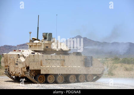 Eine M2A3 Bradley Fighting Fahrzeugbesatzung des Fahrzeugs M242 Bushmaster 25mm Chain Gun Triebe im schießwesen Ausbildung an der Doña Ana Bereich Komplexe, N.M., Aug 3, 2018. Stockfoto