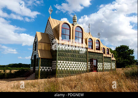 Ein Haus für Essex, Julie's House von Grayson Perry. Im Jahr 2015 eine konzeptionelle Ferienwohnung wurde vom Künstler Grayson Perry erstellt, Arbeiten mit Fett, und von der Liebe leben Architektur in Auftrag gegeben. Es ist, als 'Julie's House" oder "ein Haus für Essex', in Hommage an die 'Single-Mamas in Dagenham bekannt, Friseure in Colchester, die Landschaft und die Geschichte der Essex'. Das Haus ist hoch dekoriert mit Dachterrasse und Blick auf den Fluss Stour in Wrabness, Essex Stockfoto