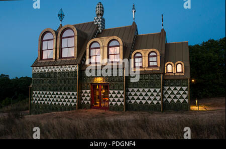 Ein Haus für Essex, Julie's House von Grayson Perry. Im Jahr 2015 eine konzeptionelle Ferienwohnung wurde vom Künstler Grayson Perry erstellt, Arbeiten mit Fett, und von der Liebe leben Architektur in Auftrag gegeben. Es ist, als 'Julie's House" oder "ein Haus für Essex', in Hommage an die 'Single-Mamas in Dagenham bekannt, Friseure in Colchester, die Landschaft und die Geschichte der Essex'. Das Haus ist hoch dekoriert mit Dachterrasse und Blick auf den Fluss Stour in Wrabness, Essex Stockfoto