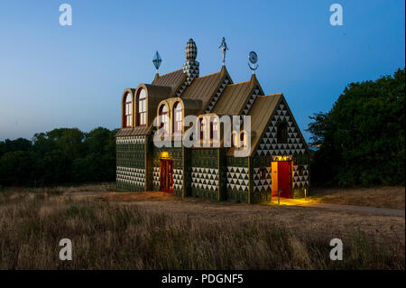 Ein Haus für Essex, Julie's House von Grayson Perry. Im Jahr 2015 eine konzeptionelle Ferienwohnung wurde vom Künstler Grayson Perry erstellt, Arbeiten mit Fett, und von der Liebe leben Architektur in Auftrag gegeben. Es ist, als 'Julie's House" oder "ein Haus für Essex', in Hommage an die 'Single-Mamas in Dagenham bekannt, Friseure in Colchester, die Landschaft und die Geschichte der Essex'. Das Haus ist hoch dekoriert mit Dachterrasse und Blick auf den Fluss Stour in Wrabness, Essex Stockfoto