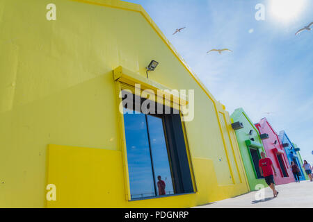 Die bunten Einrichtungen entlang der zentralen Strandpromenade in Prestatyn, North Wales, UK. Während der Sommerhitze, 2018 übernommen. Gut für den Tourismus Themen Stockfoto