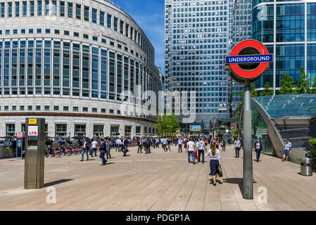 LONDON, GROSSBRITANNIEN, 06. Juni: Dies ist ein Blick auf die berühmte Reuters Plaza außerhalb Canary Wharf Station im Finanzdistrikt am 06. Juni, 2. Stockfoto