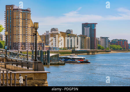 LONDON, GROSSBRITANNIEN, 06. Juni: Blick von Apartment Gebäuden in Canary Wharf Financial District entlang der Themse am Juni 06, 2018 in London. Stockfoto