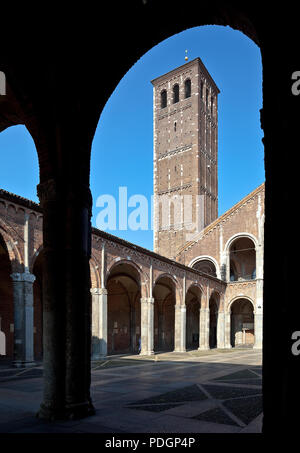 Italien Milano Mailand Kirche San Ambrogio 12 Jh Atrium innen mit Kanonikerturm links Stockfoto