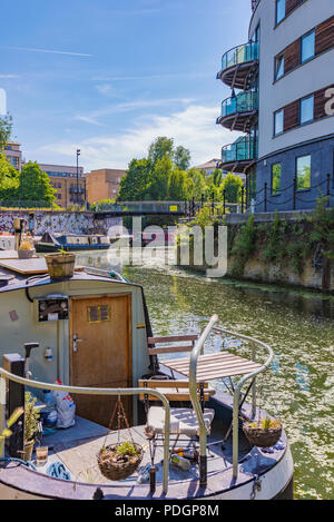 LONDON, GROSSBRITANNIEN, 06. Juni: Ansicht der traditionellen Boote entlang der Regent's Canal in Limehouse Cut am Juni 06, 2018 in London. Stockfoto