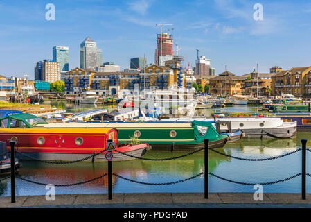 LONDON, GROSSBRITANNIEN, 06. Juni: Blick auf Limehouse Basin Boote und Riverside Gebäude am Juni 06, 2018 in London. Stockfoto