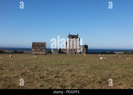 Ackergill Tower Hotel in der Nähe von Wick, Caithness, die in der Nordsee in der Nähe des Pentland Firth mit Blick auf Stockfoto