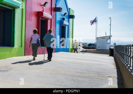 Die bunten Einrichtungen entlang der zentralen Strandpromenade in Prestatyn, North Wales, UK. Während der Sommerhitze, 2018 übernommen. Gut für den Tourismus Themen Stockfoto