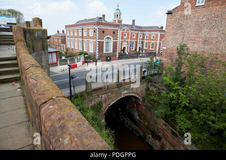 Blick nach unten vom Chester Stadtmauern Northgate über dem Kanal Chester Cheshire England Großbritannien Stockfoto