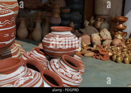 Frische Tribal Tongefäße in der ländlichen Markt verkauft. Stockfoto