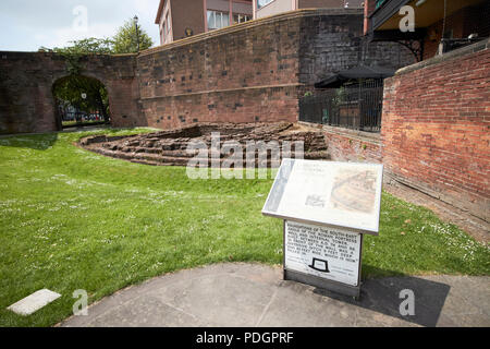 Chester City Wände zeigen original römischen Mauern und Winkel Turm Fundamente cheshire England Großbritannien Stockfoto
