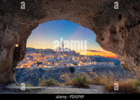 Matera, Italien. Stadtbild der mittelalterlichen Stadt Matera, Italien bei schönem Sonnenuntergang. Stockfoto