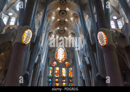 Architektonische Details der bunten Glasfenster, die Decke und die Lichter auf Säulen im Inneren Sagrada Familia - große unvollendete Römisch-katholische Kirche Stockfoto