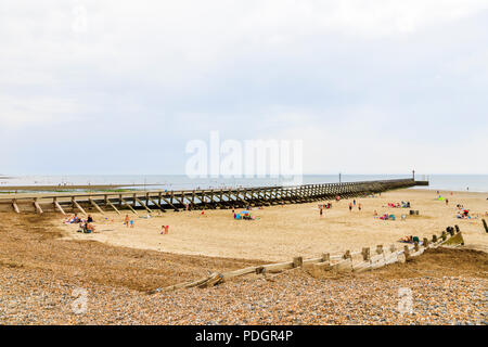 Kiesel Ridge auf Sand bei West Beach und Buhnen, Littlehampton, einem kleinen Ferienort an der Südküste in West Sussex, UK im Sommer Stockfoto