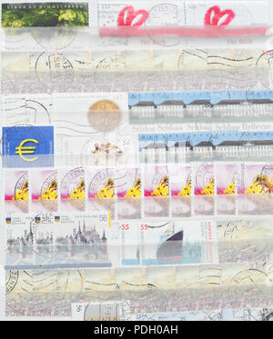 Bunte alte Deutsche gestempelten Briefmarken in einen Stempel album Stockfoto