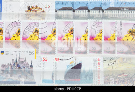 Bunte alte Deutsche gestempelten Briefmarken in einen Stempel album Stockfoto