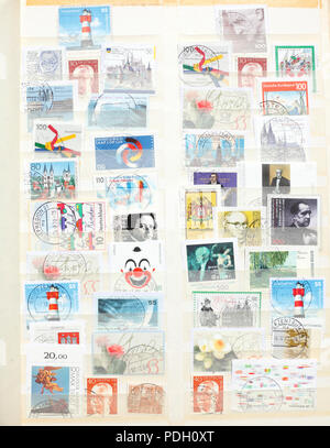 Bunte alte Deutsche gestempelten Briefmarken in einen Stempel album Stockfoto