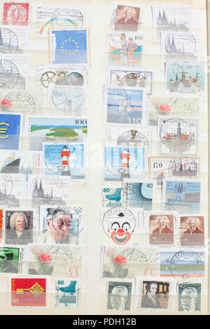 Bunte alte Deutsche gestempelten Briefmarken in einen Stempel album Stockfoto
