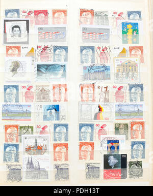 Bunte alte Deutsche gestempelten Briefmarken in einen Stempel album Stockfoto