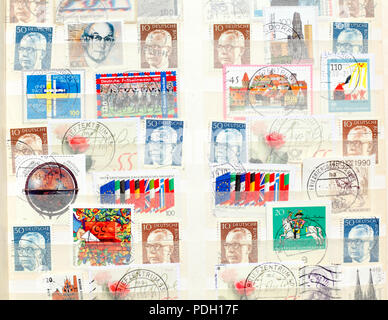 Bunte alte Deutsche gestempelten Briefmarken in einen Stempel album Stockfoto