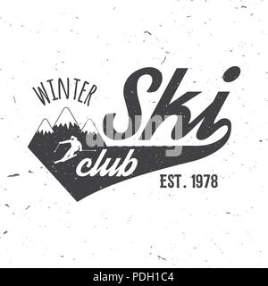 Ski Club Konzept mit Skifahrer, Skifahren bergab in den hohen Bergen. Vektor Ski Club retro Abzeichen. Konzept für T-Shirt, Druck, Siegel oder Stempel. Ski Club typo Stock Vektor