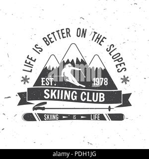 Ski Club Konzept mit Skifahrer, Skifahren bergab in den hohen Bergen. Vektor Ski Club retro Abzeichen. Konzept für T-Shirt, Druck, Siegel oder Stempel. Ski Club typo Stock Vektor