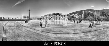 SAN GIOVANNI ROTONDO, Italien - 10. Juni: Panoramablick mit Fassade des Heiligtums des hl. Pio von Pietrelcina, Katholische Heiligtum, entworfen von Renzo Pian Stockfoto