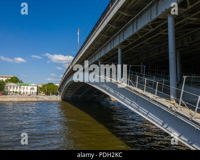 Big Ustyinsky Brücke über Fluss Moskwa in Moskau, Russland Stockfoto