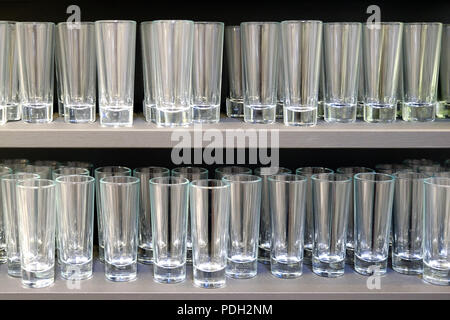 Viele leere Gläser. Gegen das Rack. Stockfoto
