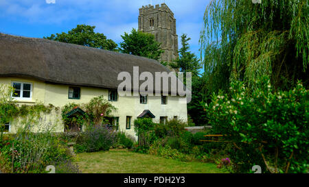 St. George's Kirche und Dorf Hütten im Dorf in der Nähe von Georgham Croyde an der Küste von North Devon AONB, Devon, Großbritannien Stockfoto