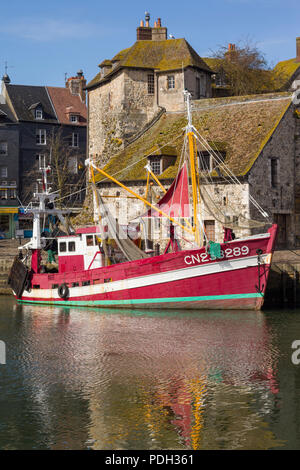 Ein vintage Fischerboot vor dem La Lieutenance im Alten Hafen, dem Vieux Bassin, Honfleur, Normandie, Frankreich Stockfoto