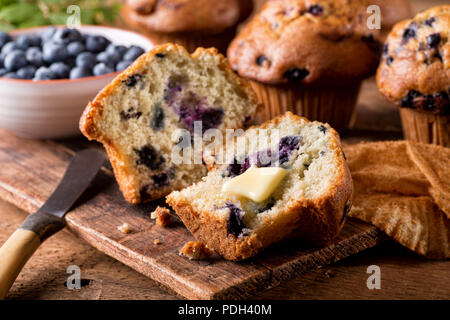 Frisch gebackene blueberry muffins mit zerlassener Butter. Stockfoto