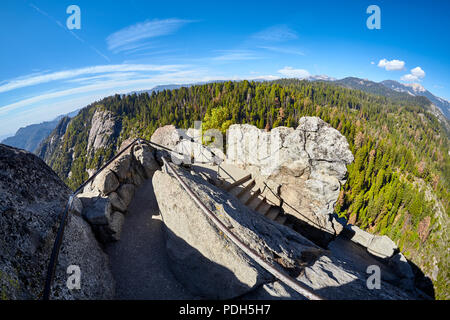 Treppe nach oben Moro Rock, einzigartigen Granit dome Felsformation im Sequoia National Park, USA. Stockfoto