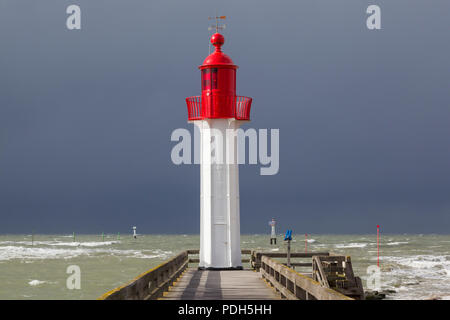 Die rot lackierten Osten Leuchtturm Schutz der Hafen in Trouville-sur-Mer, Normandie, Frankreich mit einem Sturm in hinter Stockfoto