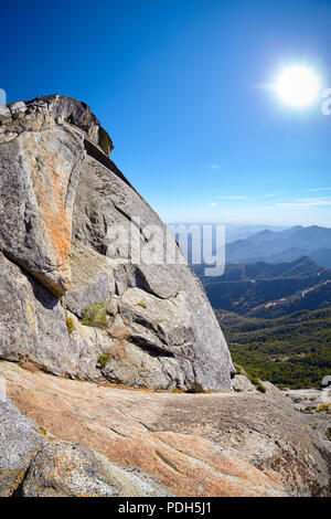 Blick von der Moro Rock, einzigartige Granit dome Felsformation im Sequoia National Park, USA. Stockfoto