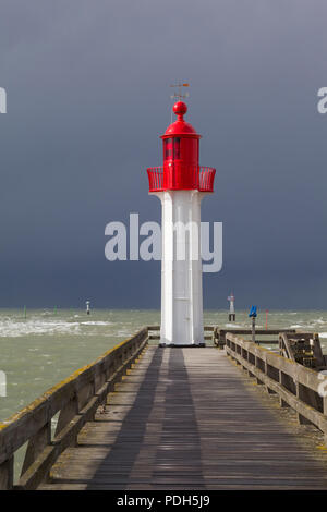 Die rot lackierten Osten Leuchtturm Schutz der Hafen in Trouville-sur-Mer, Normandie, Frankreich mit einem Sturm in hinter Stockfoto