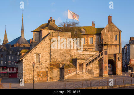 La Lieutenance de Honfleur im alten Hafen Vieux Bassin in der frühen Morgensonne in Honfleur, Normandie, Frankreich Stockfoto