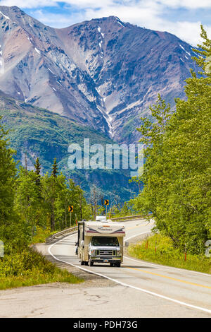 RVs am Glenn Highway zwischen Anchorage und Glennallen in Alaska Stockfoto