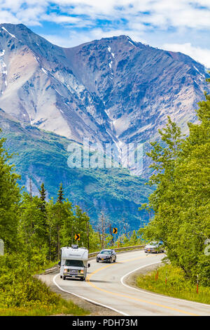 RVs am Glenn Highway zwischen Anchorage und Glennallen in Alaska Stockfoto