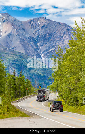 RVs am Glenn Highway zwischen Anchorage und Glennallen in Alaska Stockfoto