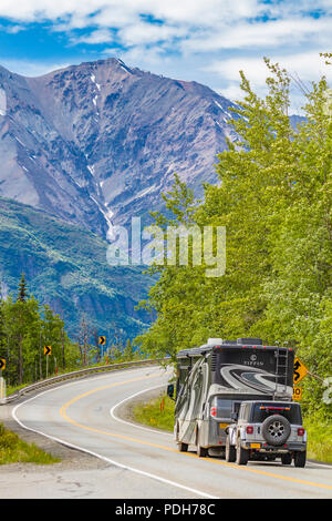 RVs am Glenn Highway zwischen Anchorage und Glennallen in Alaska Stockfoto