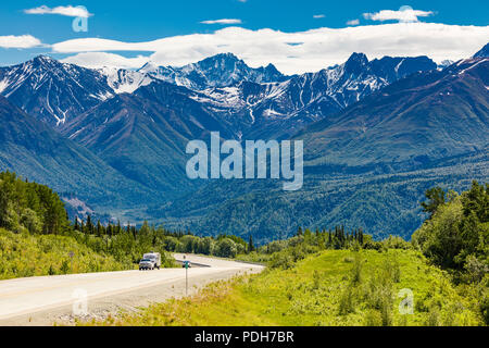 RVs am Glenn Highway zwischen Anchorage und Glennallen in Alaska Stockfoto