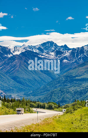 RVs am Glenn Highway zwischen Anchorage und Glennallen in Alaska Stockfoto