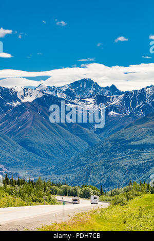 RVs am Glenn Highway zwischen Anchorage und Glennallen in Alaska Stockfoto