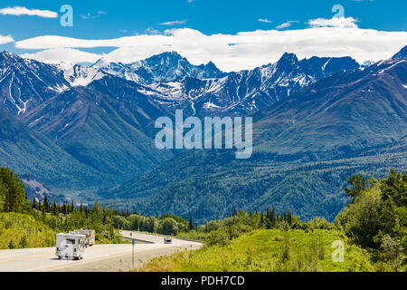 RVs am Glenn Highway zwischen Anchorage und Glennallen in Alaska Stockfoto